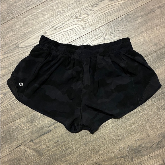 Lululemon Hotty Hot Shorts 2.5” – Heritage 365 Camo – Size 8 - Picture 2 of 7
